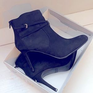 ⭐️BRAND NEW black suede heeled boots
